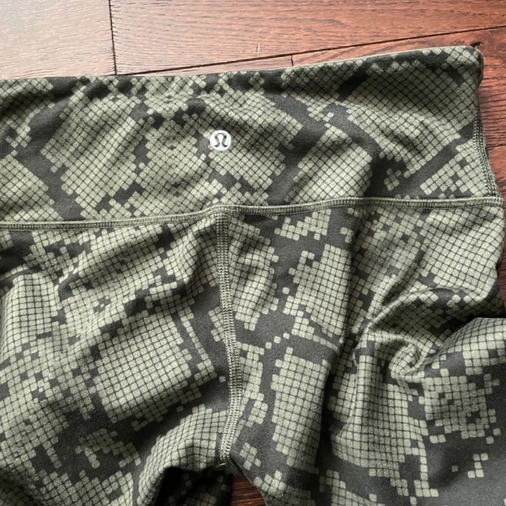Lululemon RARE Leggings - Picture 6 of 6